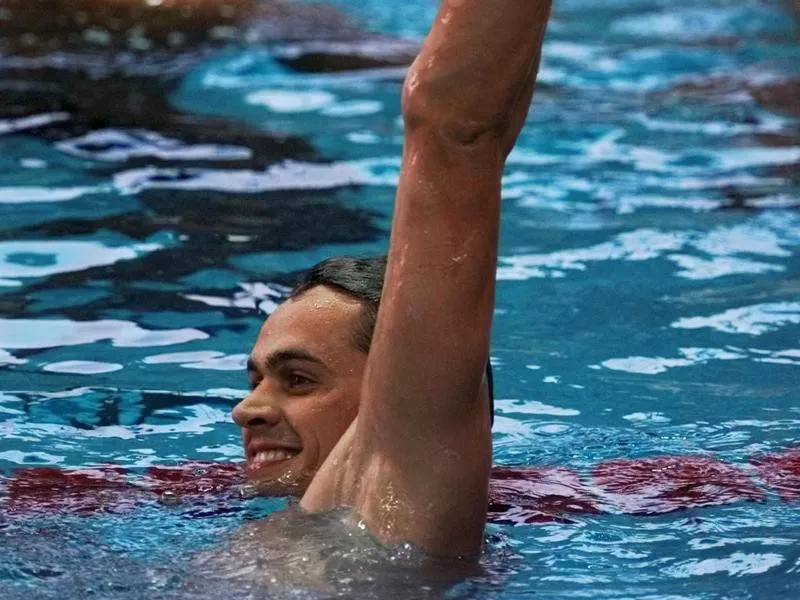 Aleksandr Popov celebrates gold medal