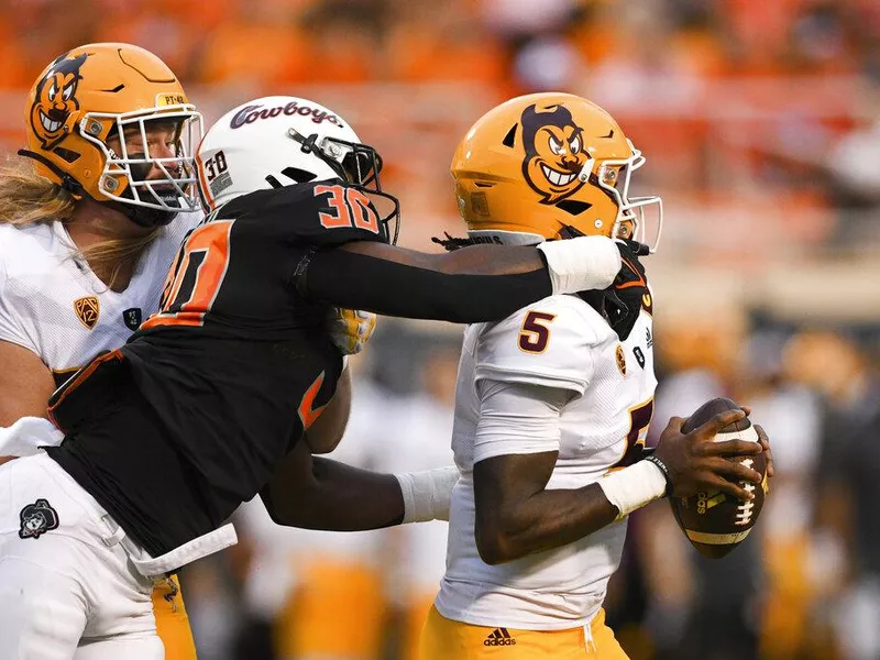 Oklahoma State defensive end Collin Oliver