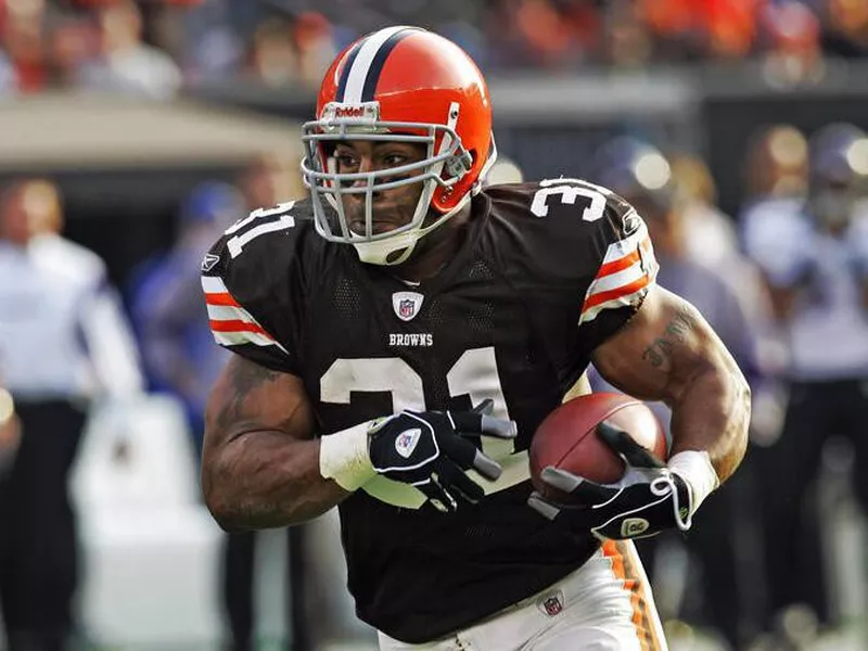 Cleveland Browns running back Jamal Lewis runs against Baltimore Ravens