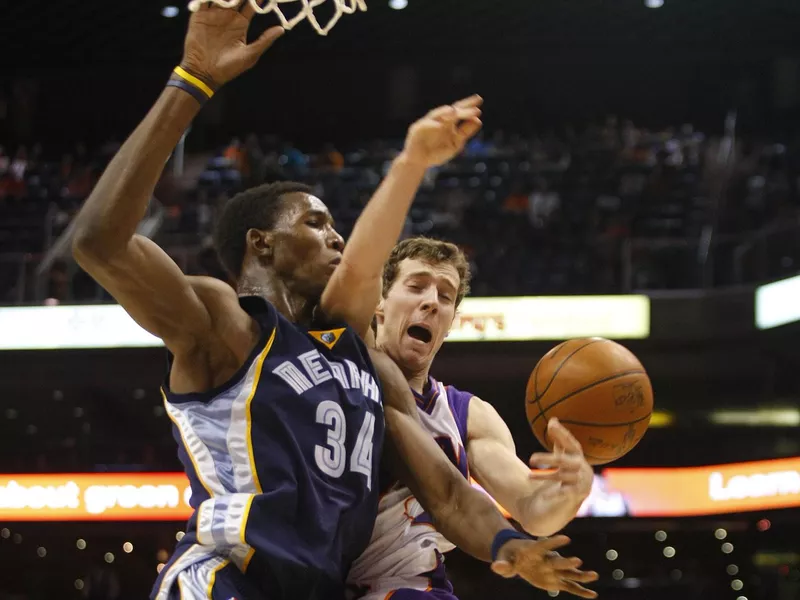 Hasheem Thabeet fouls Goran Dragic