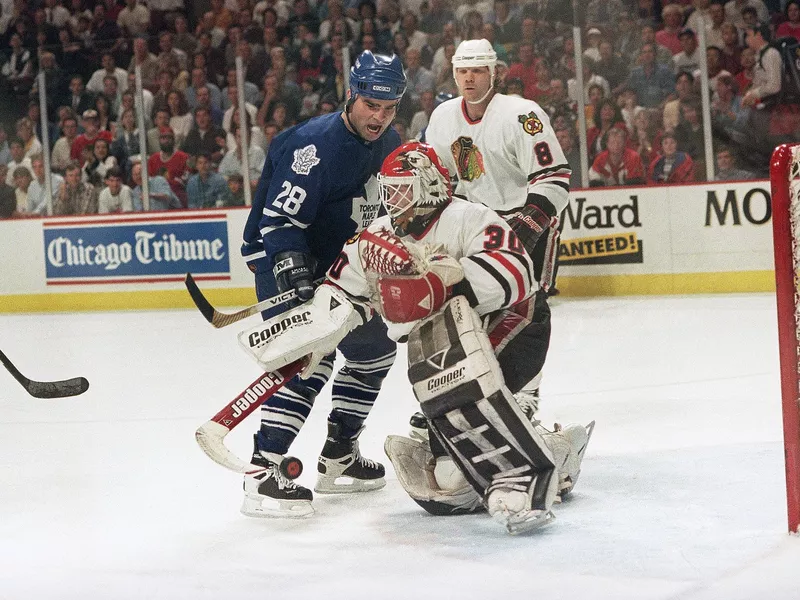 Toronto Maple Leafs' Tie Domi skating into Chicago Blackhawks goalie