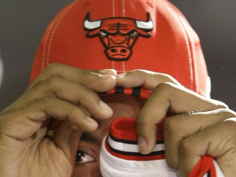 Derrick Rose in Bulls Cap