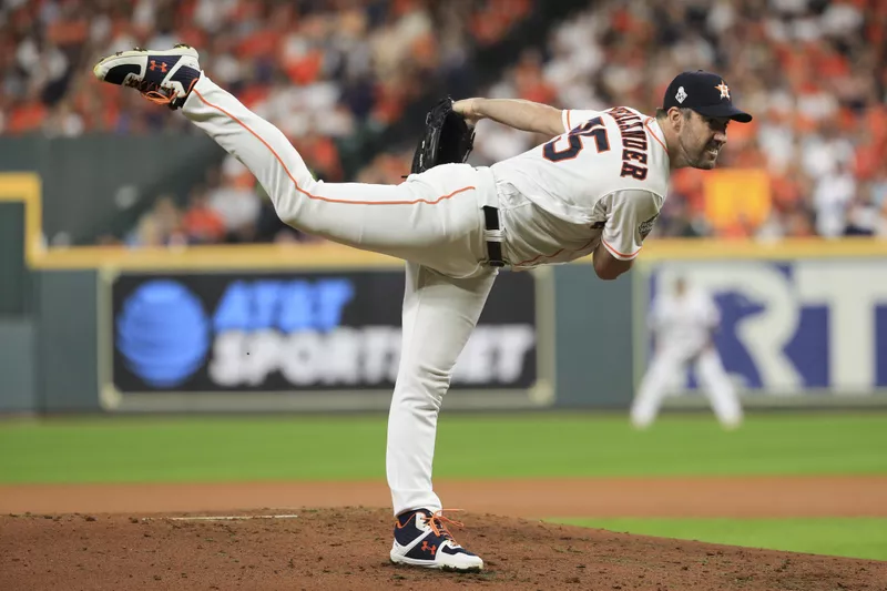 Justin Verlander pitching for Houston Astros