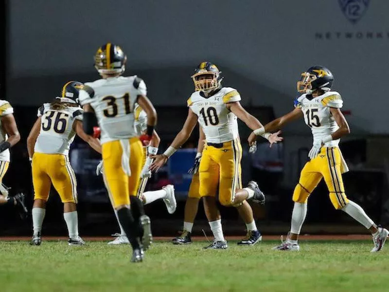 Punahou School linebacker Tevarua Tafiti, No. 10