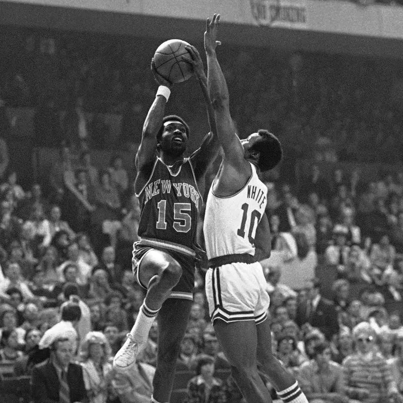 New York Knicks Earl Monroe lays up a shot