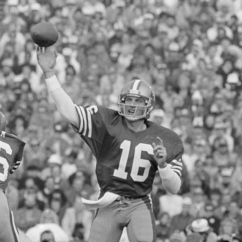 Joe Montana passes ball