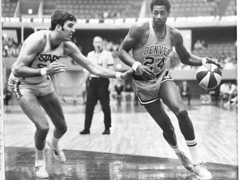 Spencer Haywood dribbling the ball