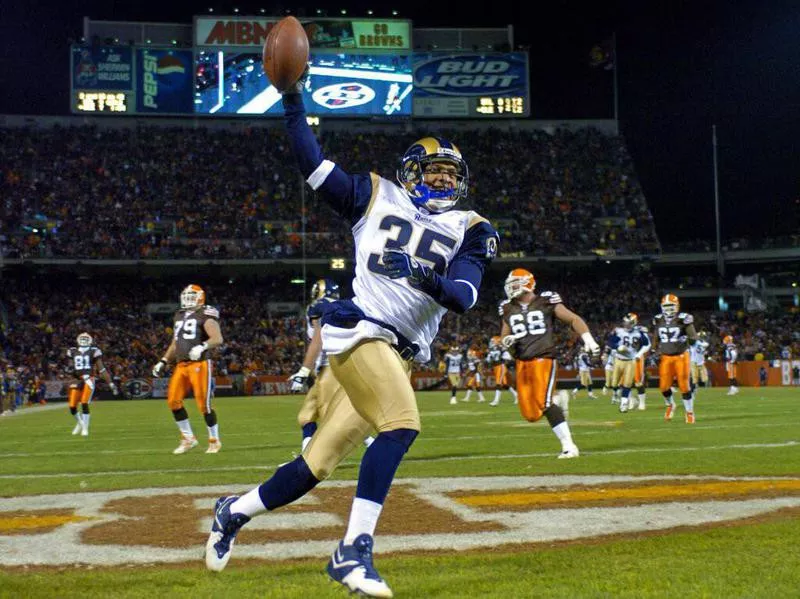 Aeneas Williams scoring a touchdown