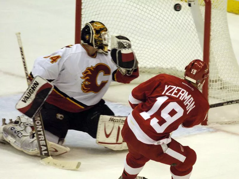 Detroit Red Wings' Steve Yzerman scores second period goal