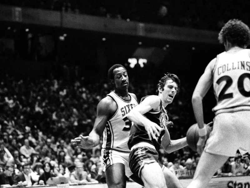 Bobby Jones battles with George McGinnis