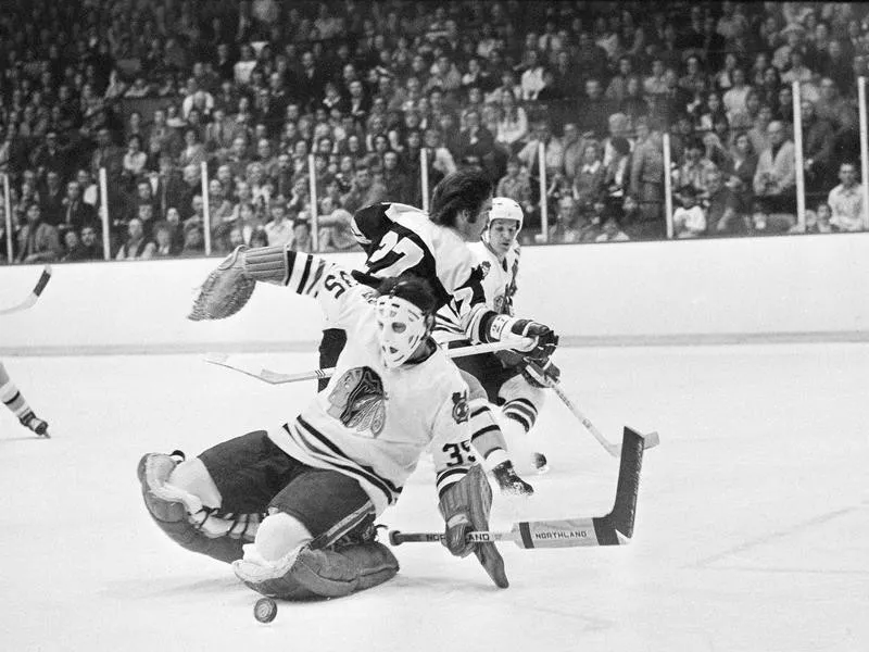 Derek Sanderson in action against Chicago Blackhawks