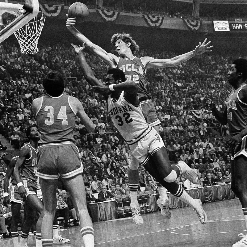 Bill Walton reaches to grab rebound