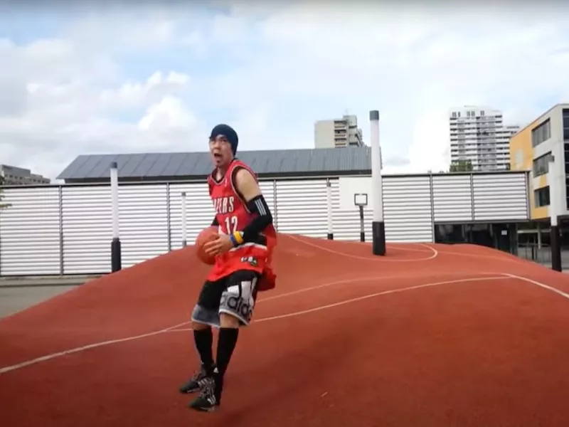 Man plays in 3D basketball court in Munich