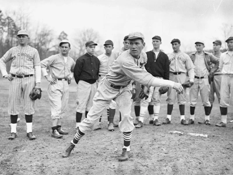 Dizzy Dean gives rookies lesson