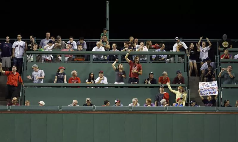 Green Monster fans sing 'Sweet Caroline'