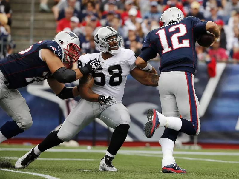 LaMarr Woodley fails to sack Tom Brady