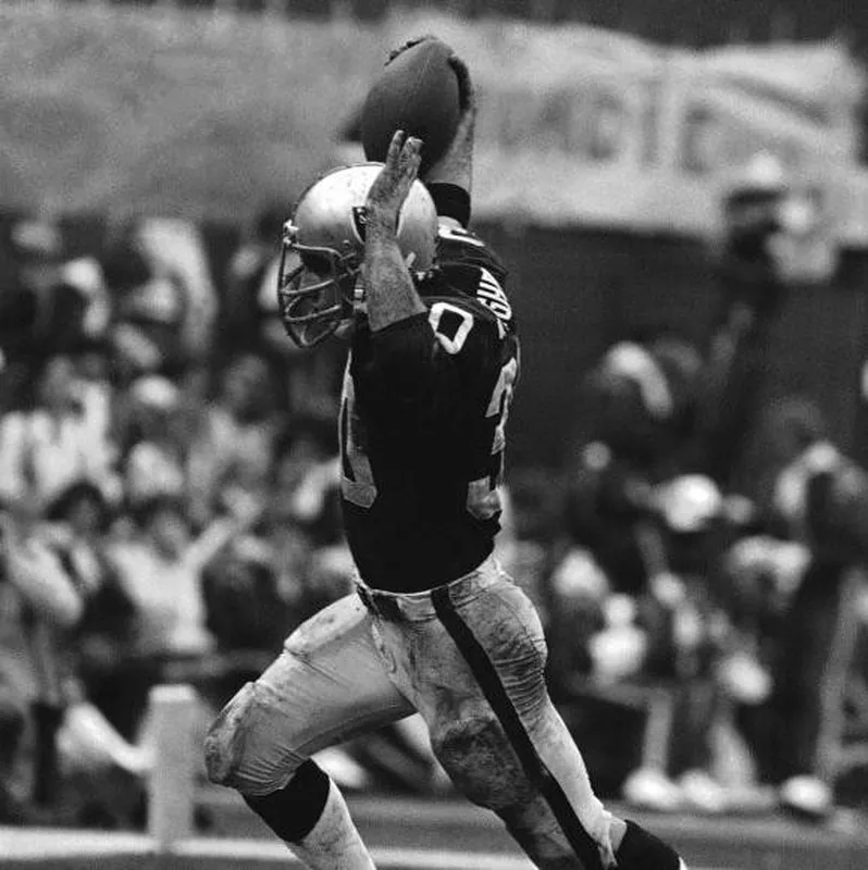 Oakland Raiders Mark van Eeghen runs