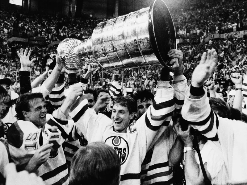 Wayne Gretzky holds Stanley Cup