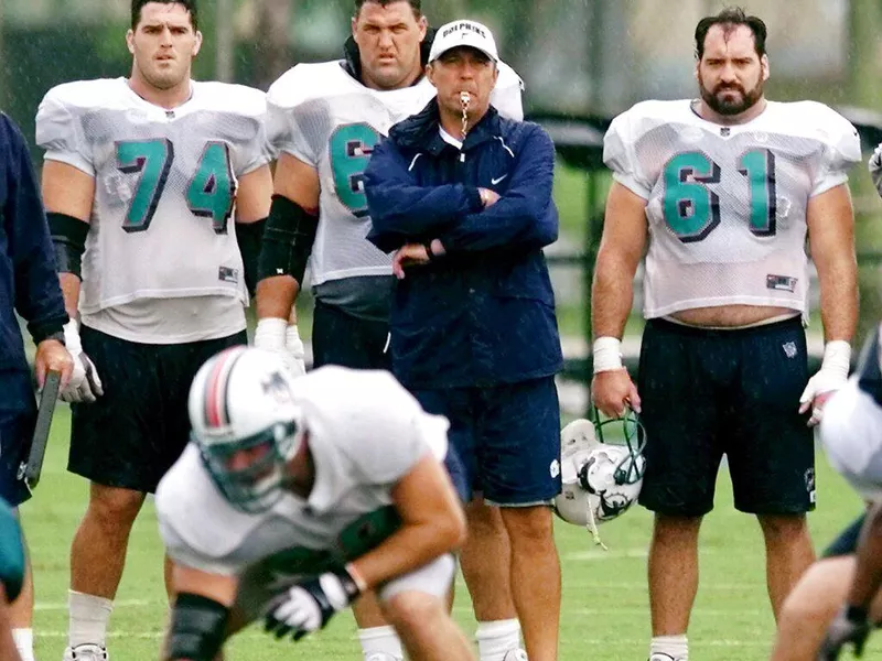 Miami Dolphins' Kevin Gogan (66)