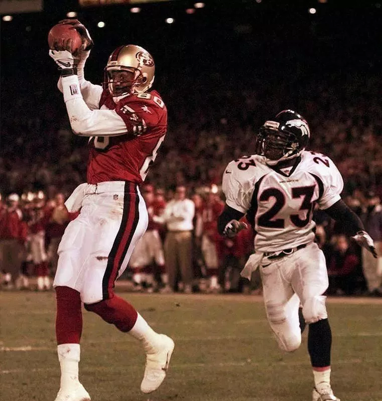 Jerry Rice catches a touchdown pass