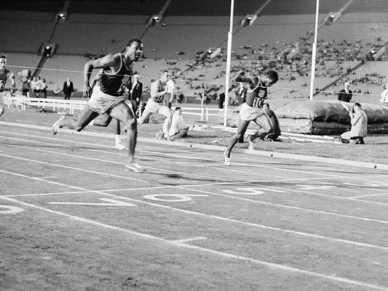 John Carlos leads dash