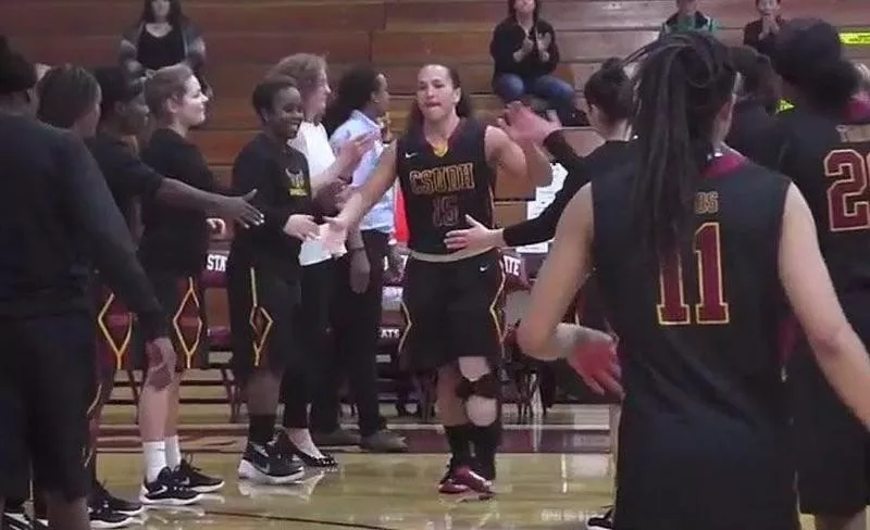 Monay Lee shakes hands with teammates