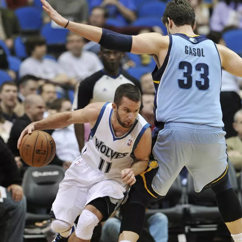 J.J. Barea in action against Marc Gasol