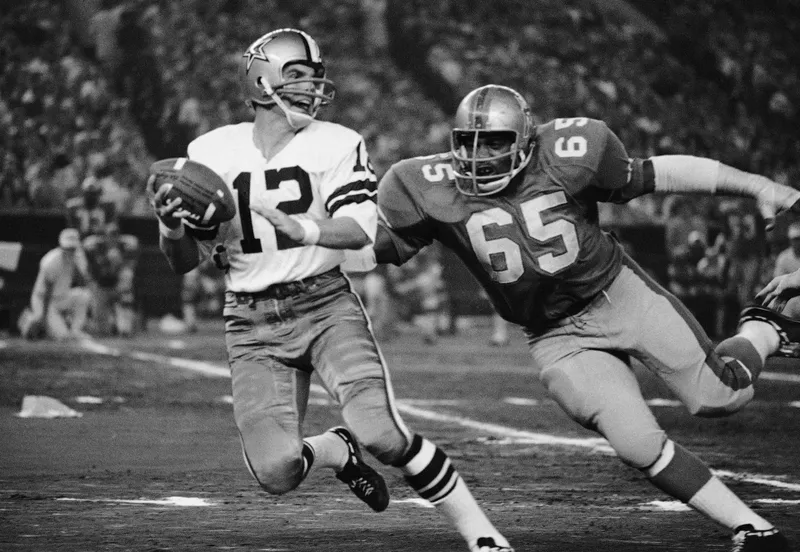 Elvin Bethea goes after Roger Staubach