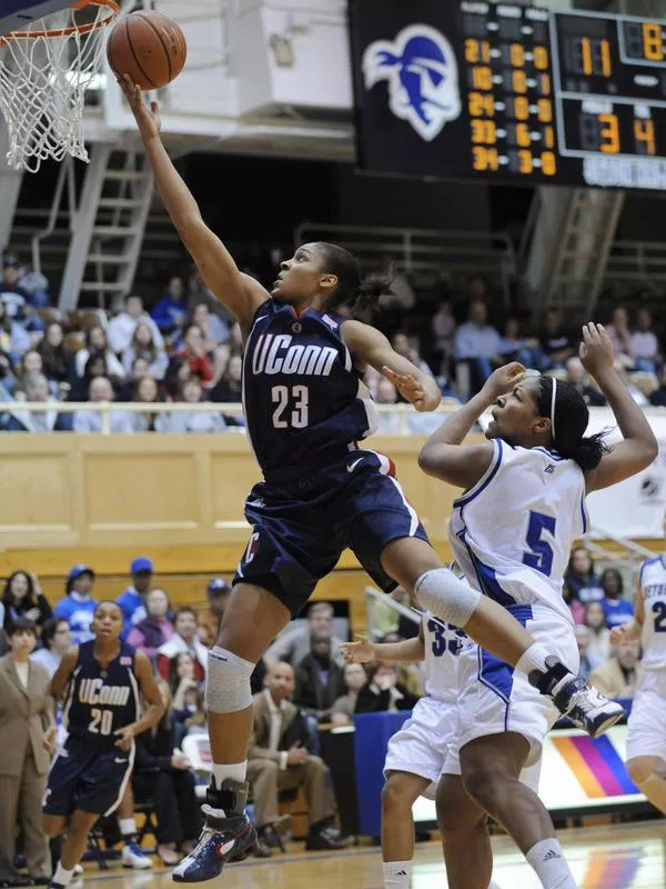 Maya Moore goes to basket