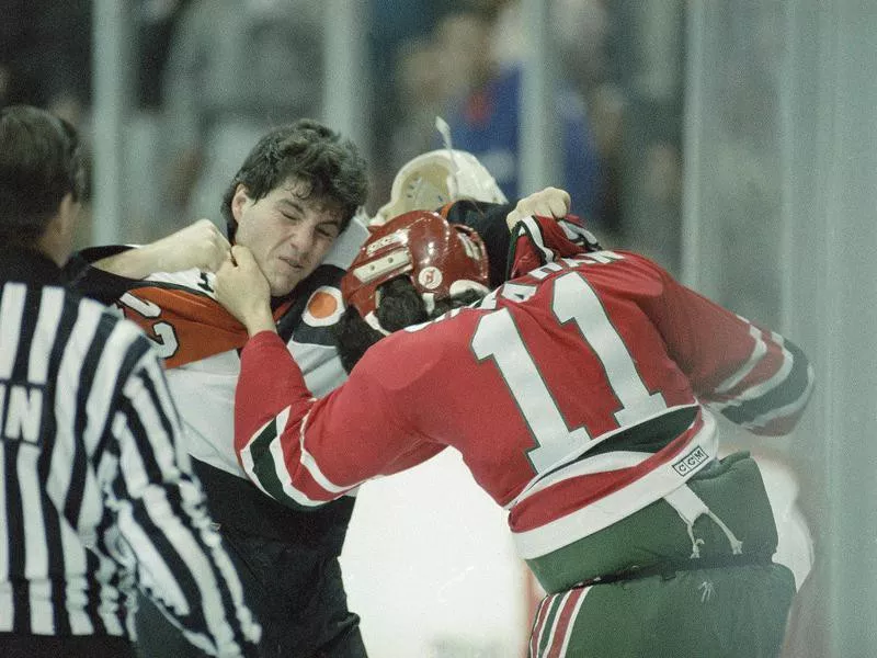 Rick Tocchet and Brendan Shanahan fighting