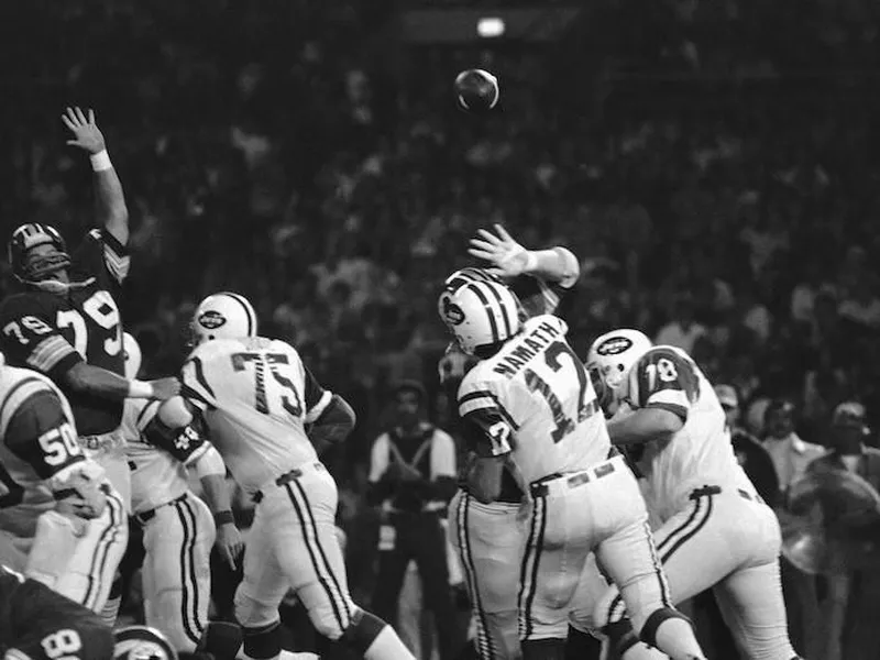 Joe Namath throws pass