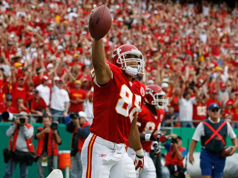 Tony Gonzalez celebrates