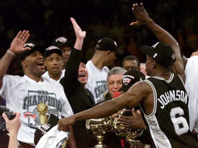 Avery Johnson and teammate Mario Elie throw up hands for high five