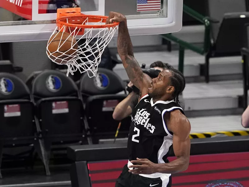 Kawhi Leonard dunks