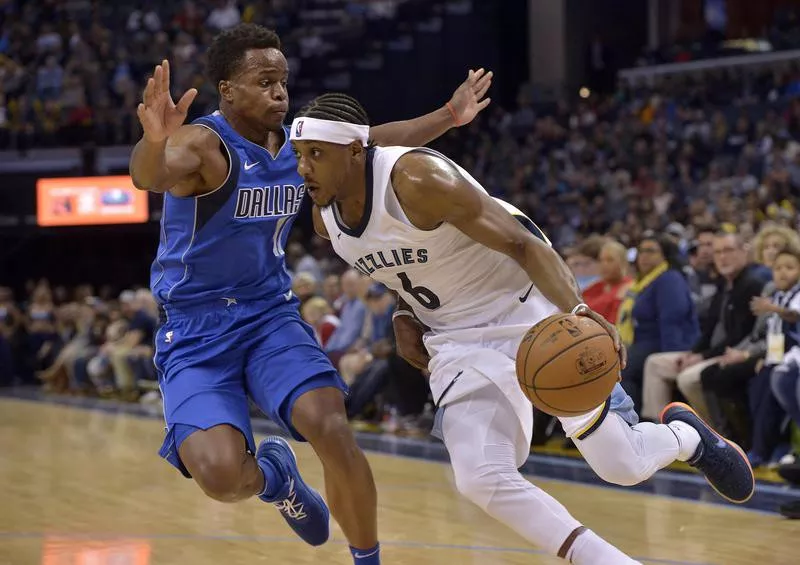 Mario Chalmers drives against Dallas Mavericks' Yogi Ferrell