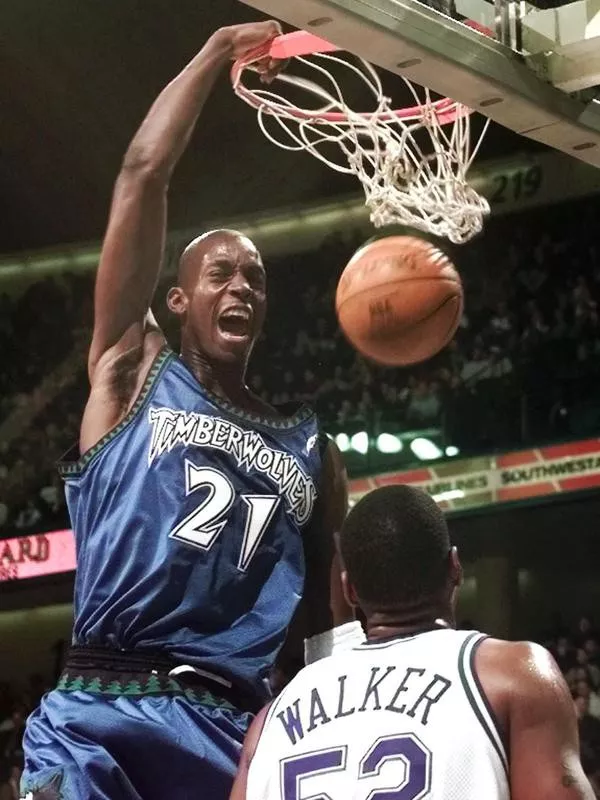 Minnesota Timberwolves' Kevin Garnett dunks