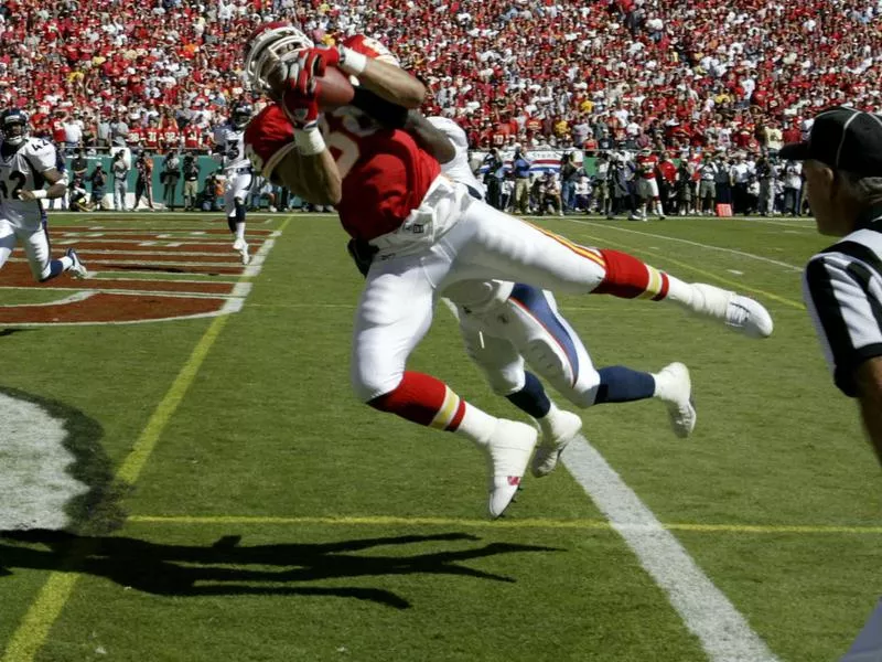 Tony Gonzalez catches a touchdown