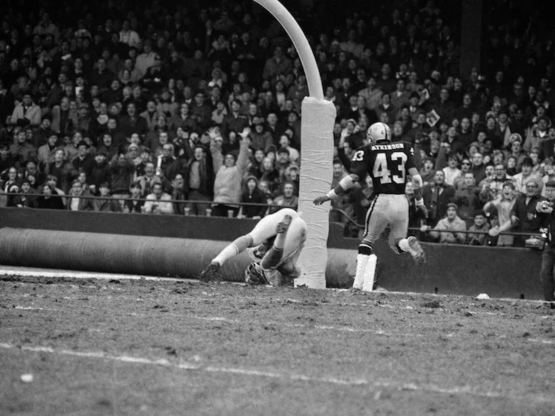 Charlie Sanders catches a pass at the goal line