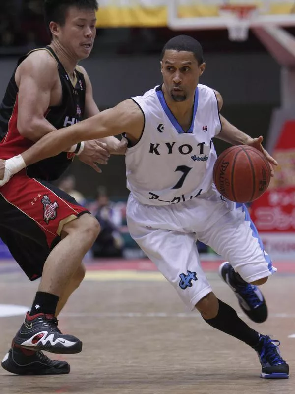 Mahmoud Abdul-Rauf drives against Osaka Evessa's Hirohisa Takada