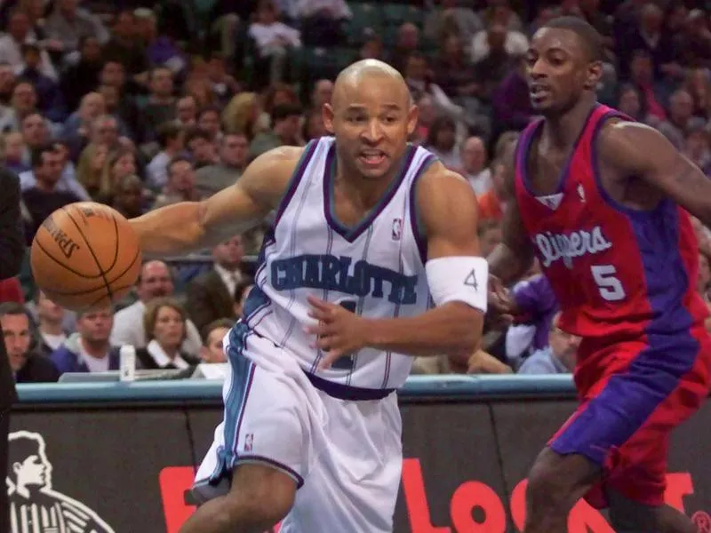 Charlotte Hornets' David Wesley drives to the basket