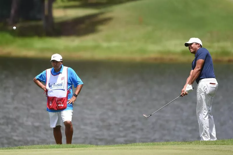 Jhonattan Vegas chips onto green