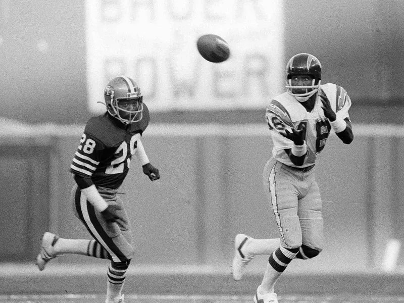 Charlie Joiner gets his hands on ball