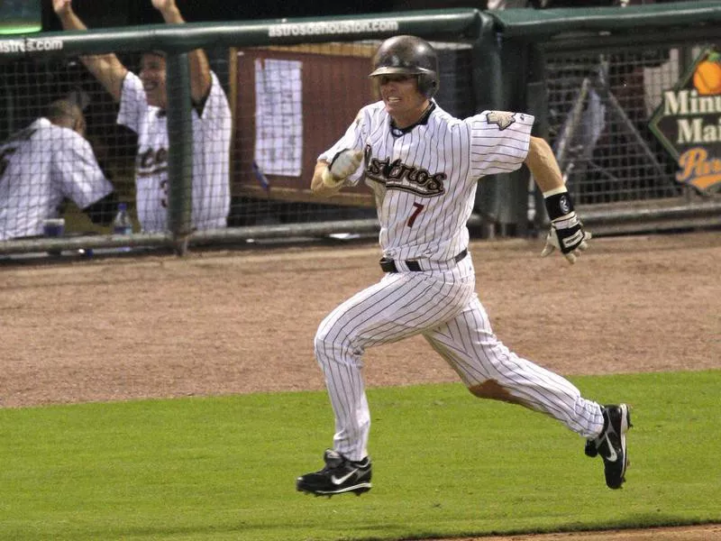 Craig Biggio races down the first base line