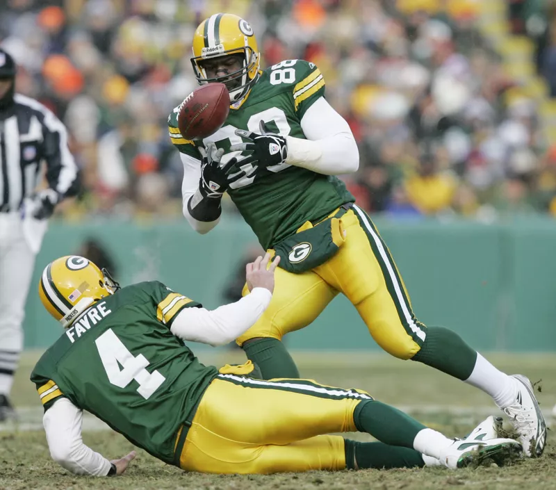 Bubba Franks catches a flip pass from Brett Favre