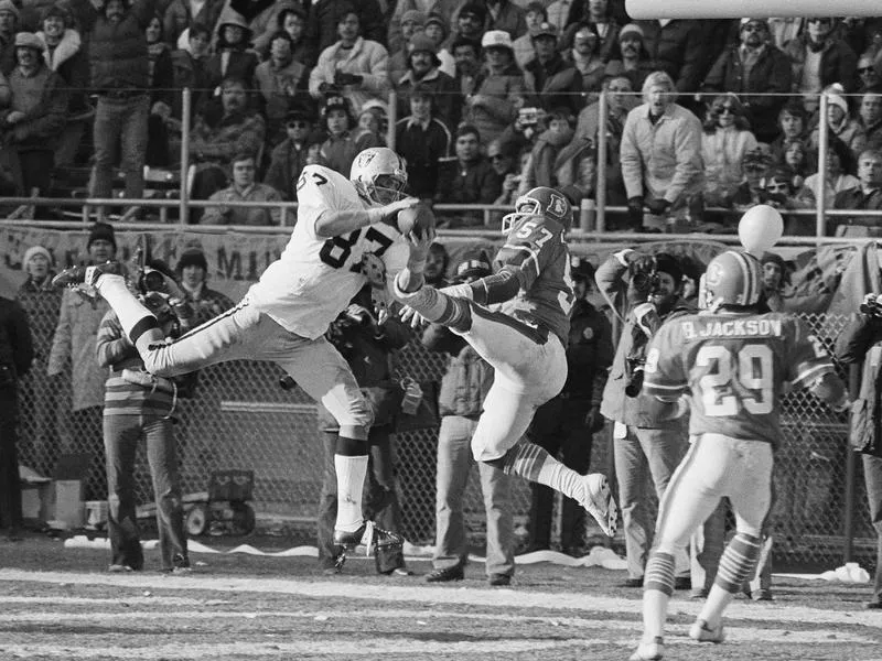 Dave Casper catches a touchdown