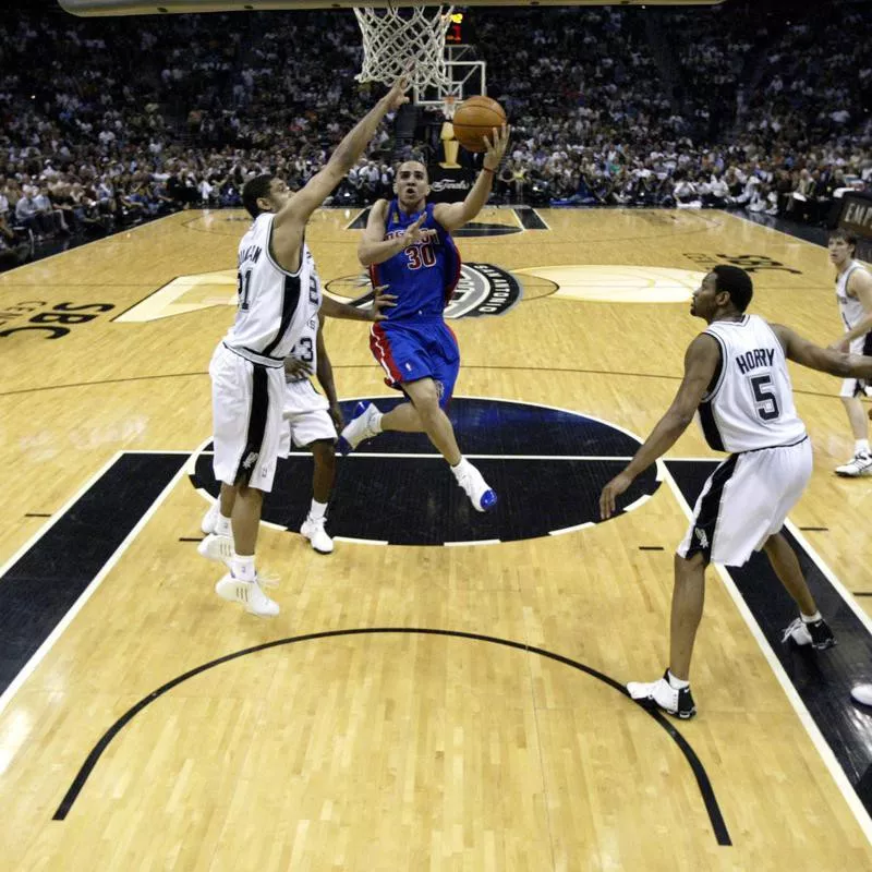 Carlos Arroyo drives to basket