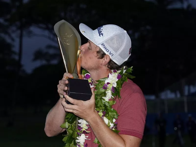 Cameron Smith kisses the champions trophy