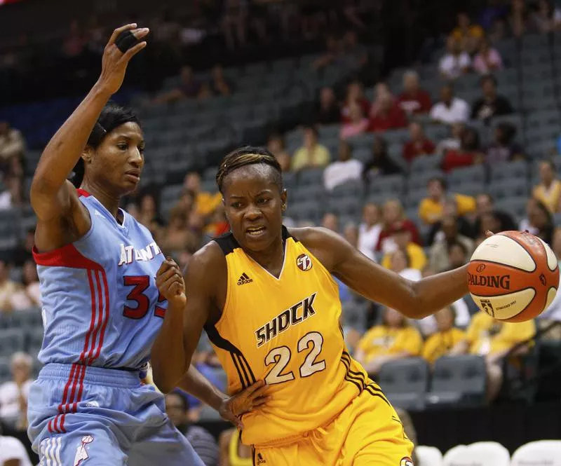 Sheryl Swoopes drives around Angel McCoughtry