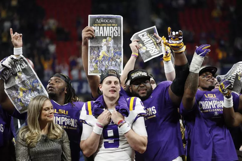 LSU quarterback Joe Burrow celebrate with teammates