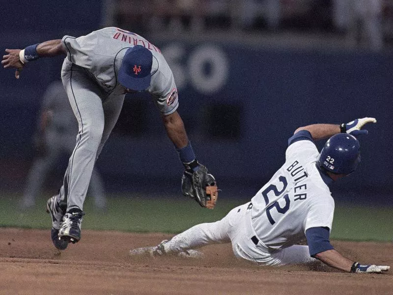 Brett Butler beats New York Mets shortstop Vizcaino